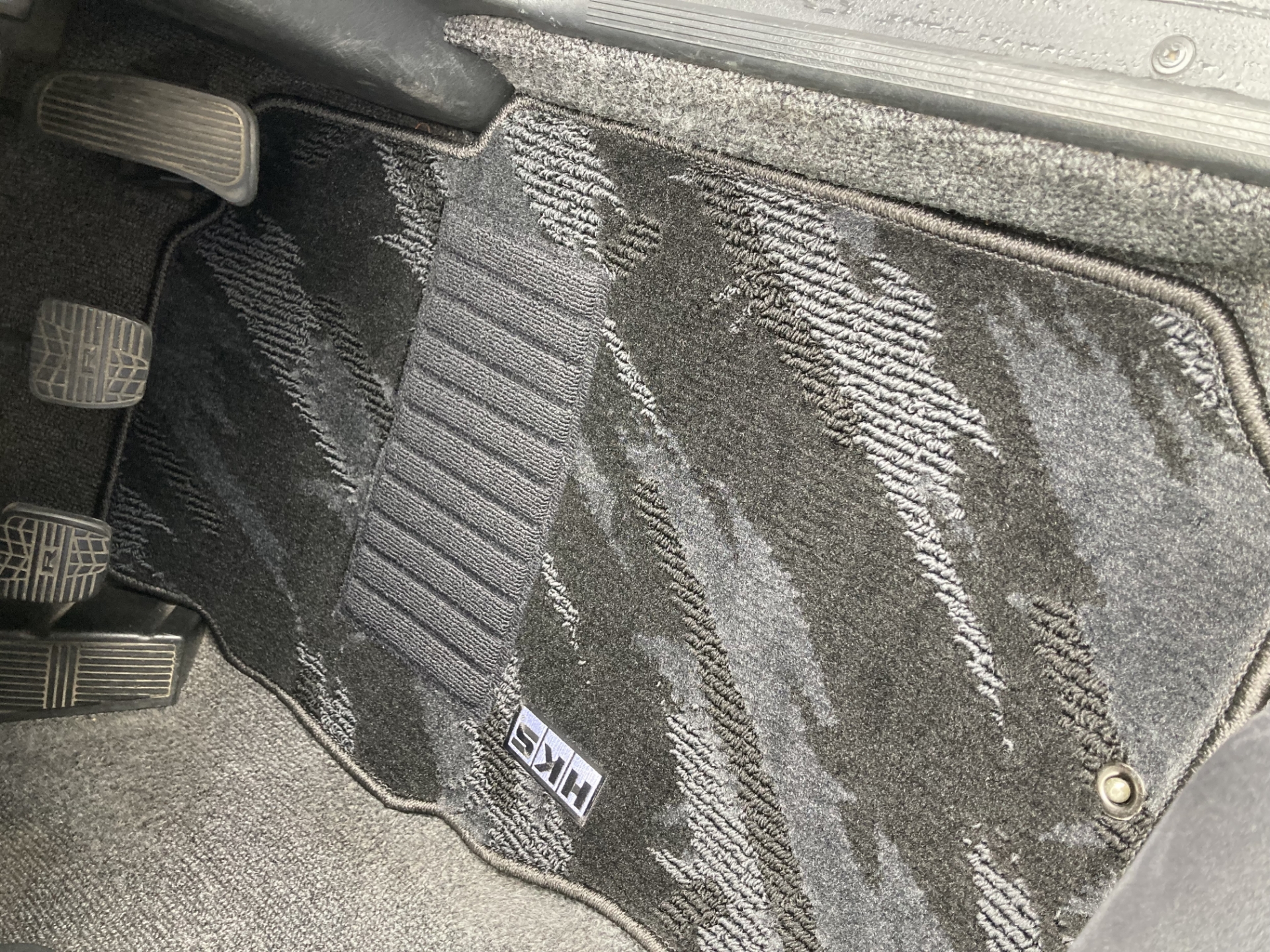 HKS R32 GTR Mono-Tone Oil Splash Pattern Floor Mat Set - 1989-1994 ...