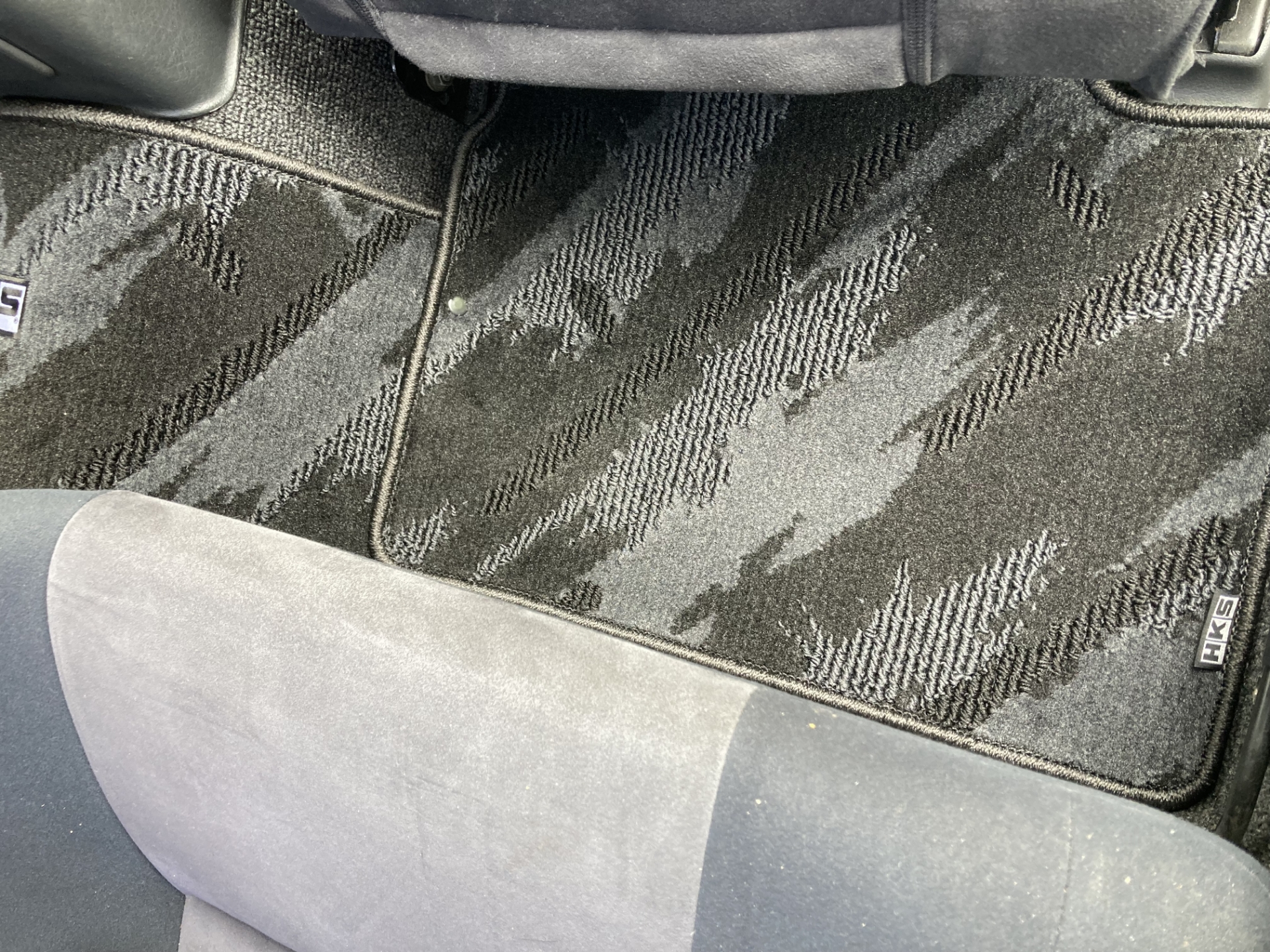 HKS R32 GTR Mono-Tone Oil Splash Pattern Floor Mat Set - 1989-1994 ...